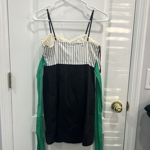 Like new! Stylish fitted dress with gorgeous green waistline. Size 5. - Picture 4 of 6